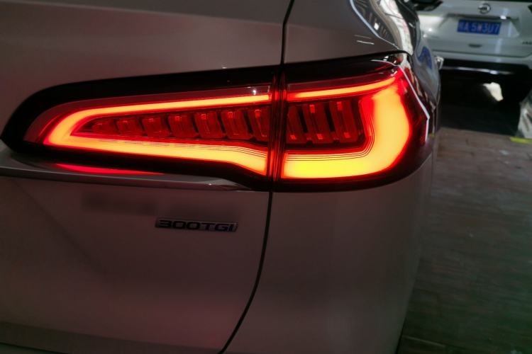 Used Roewe RX5 MAX 2021 Supreme Series 300TGI Automatic Luxury Cabin Edition Right Rear Taillight