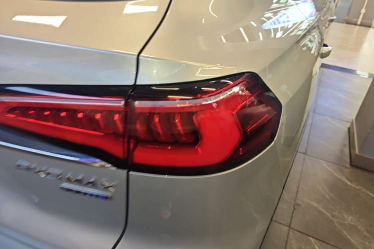 Used Roewe RX5 MAX 2021 Supreme Series 300TGI Automatic Luxury Cabin Edition Right Rear Taillight