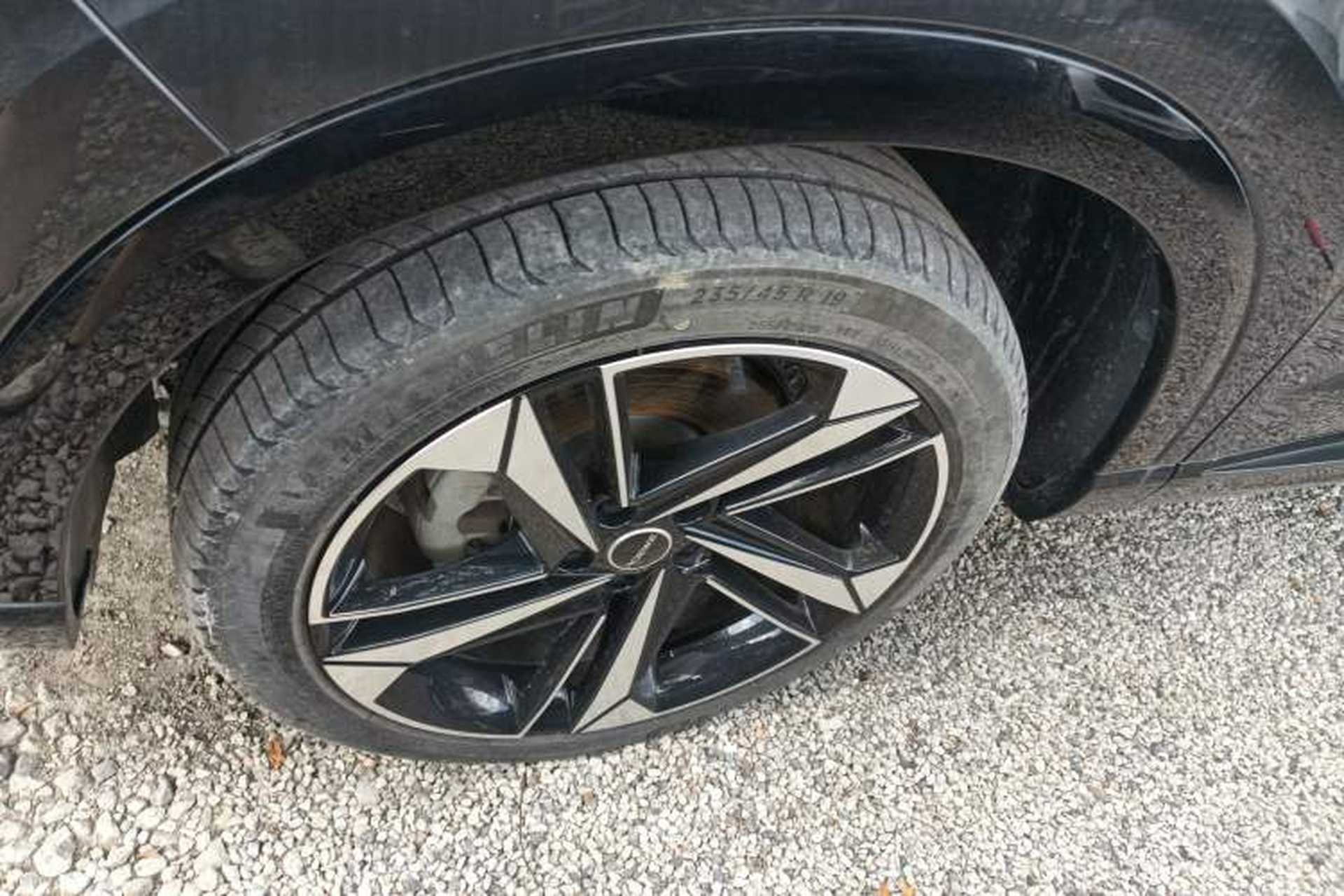 Used Roewe RX5 MAX 2022 2.0T Automatic Zhiwei Zunrong Edition Left Front Wheel Hub