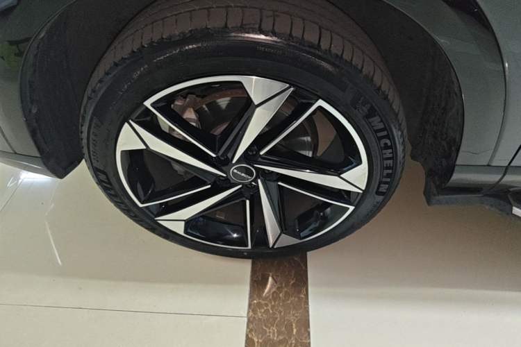 Used Roewe RX5 MAX 2022 1.5T Automatic Zhiwei Prestige Edition Left Front Wheel Hub