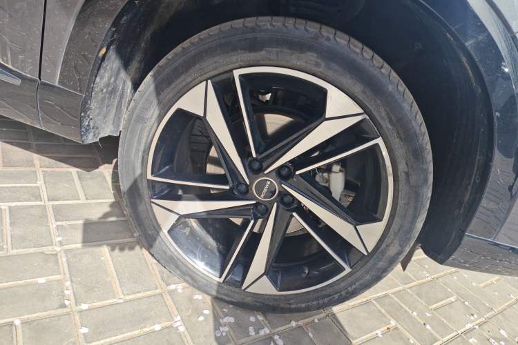 Used Roewe RX5 MAX 2022 1.5T Automatic Zhiwei Prestige Edition Right Front Wheel Hub