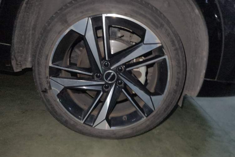 Used Roewe RX5 MAX 2022 1.5T Automatic Zhiwei Prestige Edition Right Front Wheel Hub