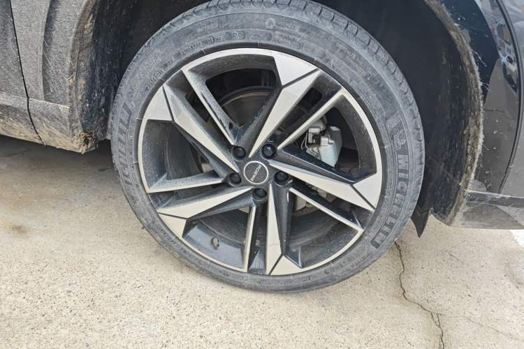 Used Roewe RX5 MAX 2022 1.5T Automatic Zhiwei Prestige Edition Right Front Wheel Hub