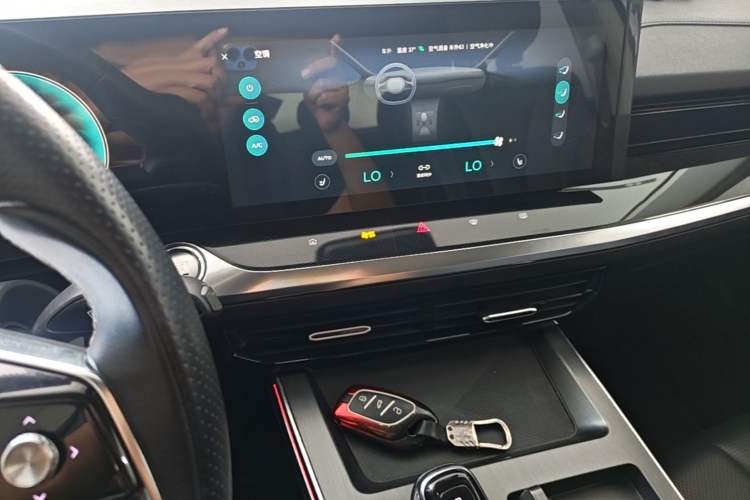 Used Roewe RX5 MAX 2022 1.5T Automatic Zhiwei Prestige Edition Audio And AC Panel