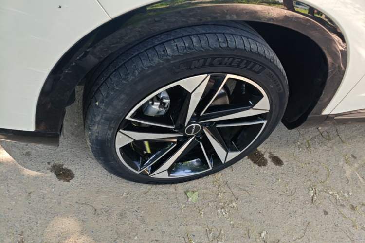 Used Roewe RX5 MAX 2022 1.5T Automatic Zhiwei Prestige Edition Left Front Wheel Hub