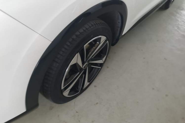 Used Roewe RX5 MAX 2022 1.5T Automatic Zhiwei Prestige Edition Left Front Wheel Hub