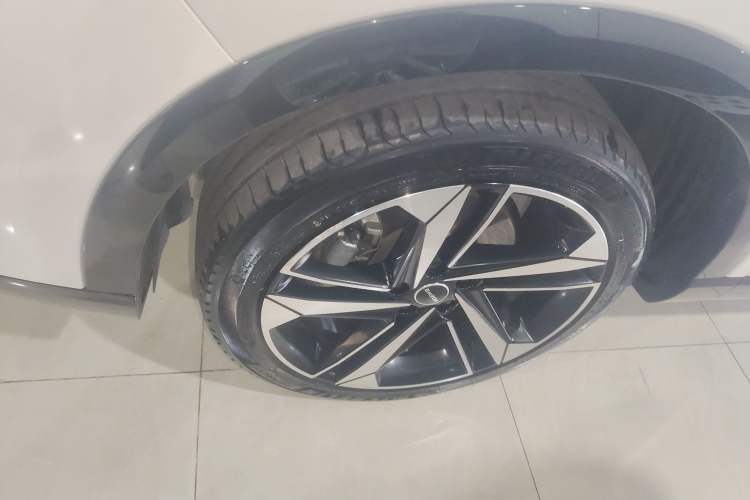 Used Roewe RX5 MAX 2022 1.5T Automatic Zhiwei Prestige Edition Left Front Wheel Hub