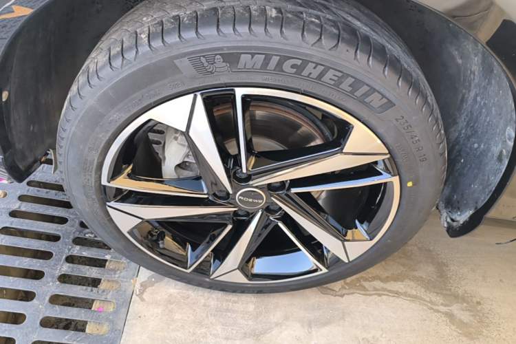 Used Roewe RX5 MAX 2022 1.5T Automatic Zhiwei Prestige Edition Left Front Wheel Hub