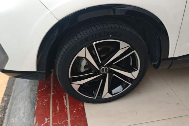Used Roewe RX5 MAX 2022 1.5T Automatic Zhiwei Prestige Edition Left Front Wheel Hub