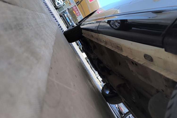 Used Roewe RX5 MAX 2022 1.5T Automatic Zhiwei Prestige Edition Left Side Sill