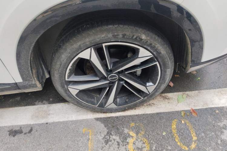 Used Roewe RX5 MAX 2022 1.5T Automatic Zhiwei Prestige Edition Right Front Wheel Hub