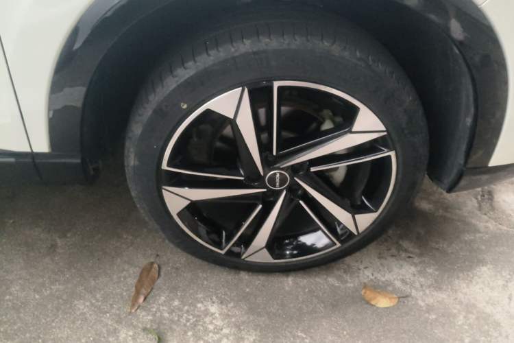 Used Roewe RX5 MAX 2022 1.5T Automatic Zhiwei Prestige Edition Right Front Wheel Hub