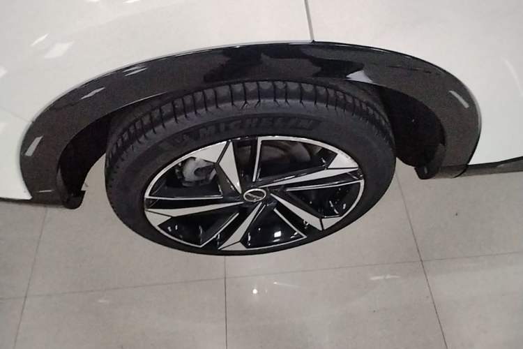 Used Roewe RX5 MAX 2022 1.5T Automatic Zhiwei Prestige Edition Right Rear Wheel Hub