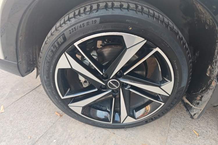 Used Roewe RX5 MAX 2022 1.5T Automatic Zhiwei Prestige Edition Left Front Wheel Hub