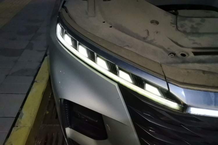Used Roewe RX5 MAX 2022 1.5T Automatic Zhiwei Prestige Edition Right Front Headlight