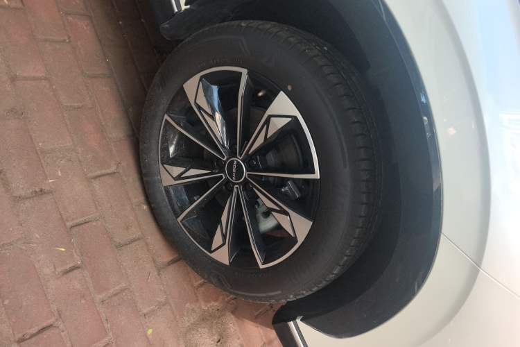 Used Roewe RX5 New Energy 2023 eRX5 Ultra-Hybrid Comfort Edition Right Front Wheel Hub