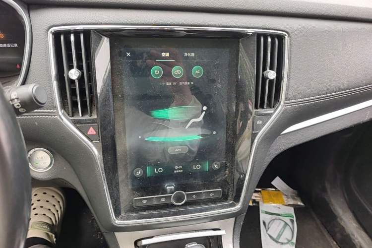 Used Roewe RX5 New Energy 2017 eRX5 50T Hybrid Connected Prestige Flagship Edition Audio And AC Panel