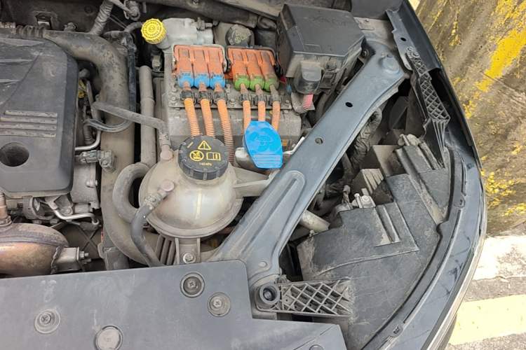 Used Roewe RX5 New Energy 2017 eRX5 50T Hybrid Connected Prestige Flagship Edition Engine Bay Left