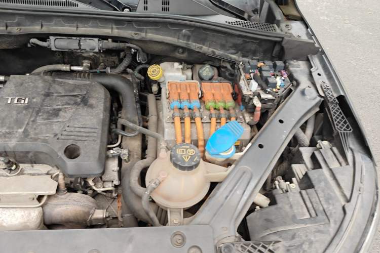 Used Roewe RX5 New Energy 2017 eRX5 50T Hybrid Connected Prestige Flagship Edition Engine Bay Left