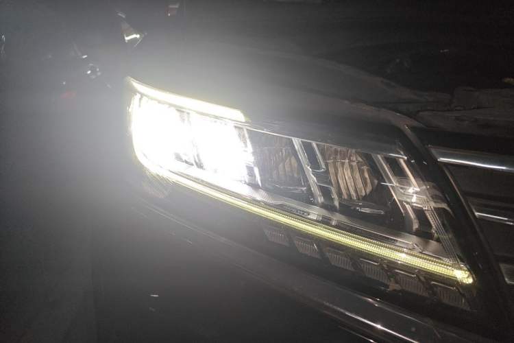 Used Roewe RX5 New Energy 2017 eRX5 50T Hybrid Connected Prestige Flagship Edition Right Front Headlight