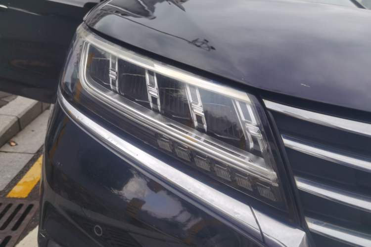 Used Roewe RX5 New Energy 2017 eRX5 50T Hybrid Connected Prestige Flagship Edition Right Front Headlight