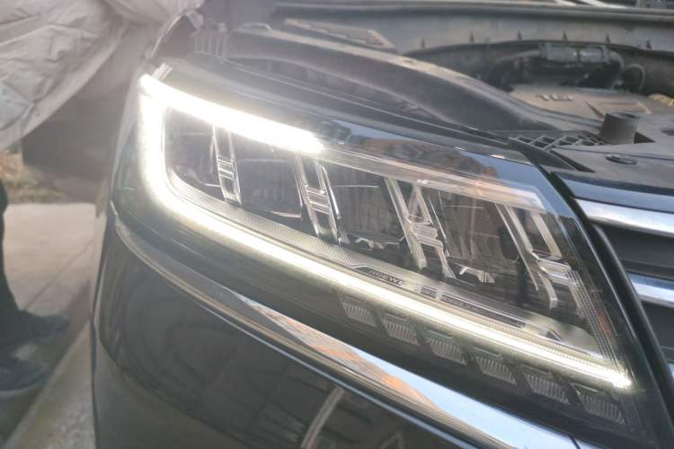 Used Roewe RX5 New Energy 2017 eRX5 50T Hybrid Connected Prestige Flagship Edition Right Front Headlight