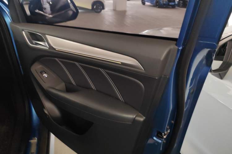 Used Roewe RX5 New Energy 2017 eRX5 50T Hybrid Connected Prestige Flagship Edition Interior 5