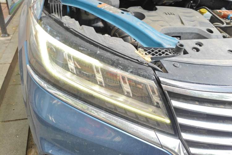 Used Roewe RX5 New Energy 2017 eRX5 50T Hybrid Connected Prestige Flagship Edition Right Front Headlight