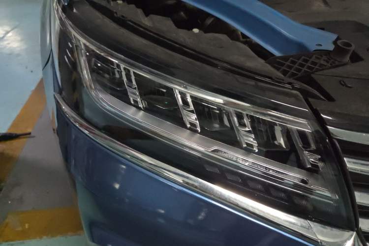 Used Roewe RX5 New Energy 2017 eRX5 50T Hybrid Connected Prestige Flagship Edition Right Front Headlight