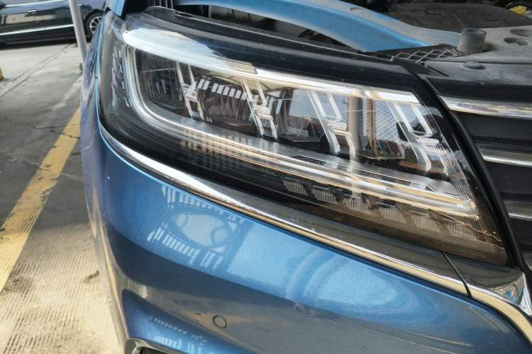 Used Roewe RX5 New Energy 2017 eRX5 50T Hybrid Connected Prestige Flagship Edition Right Front Headlight