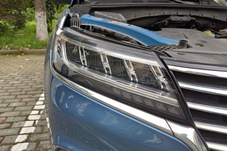 Used Roewe RX5 New Energy 2017 eRX5 50T Hybrid Connected Prestige Flagship Edition Right Front Headlight