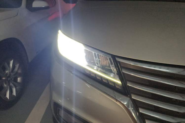 Used Roewe RX5 New Energy 2017 eRX5 50T Hybrid Connected Prestige Flagship Edition Right Front Headlight