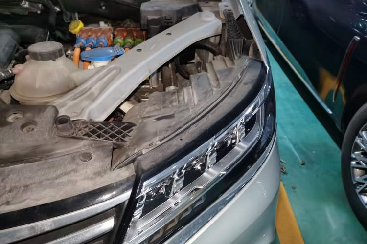 Used Roewe RX5 New Energy 2017 eRX5 50T Hybrid Connected Prestige Flagship Edition Engine Bay Left