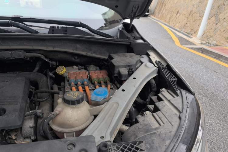 Used Roewe RX5 New Energy 2017 eRX5 50T Hybrid Connected Prestige Flagship Edition Engine Bay Left