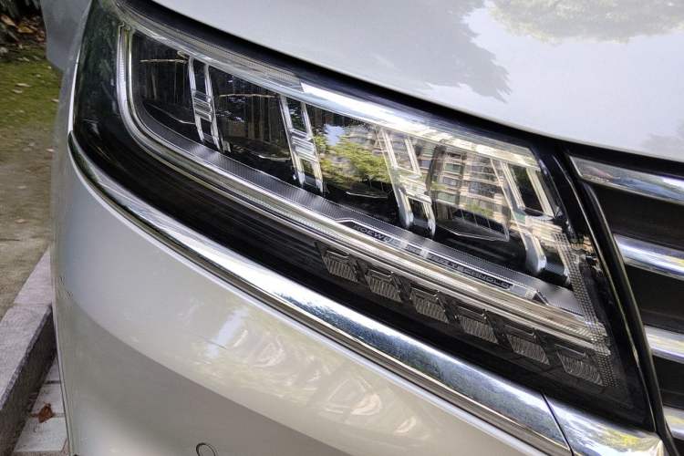 Used Roewe RX5 New Energy 2017 eRX5 50T Hybrid Connected Prestige Flagship Edition Exterior 6