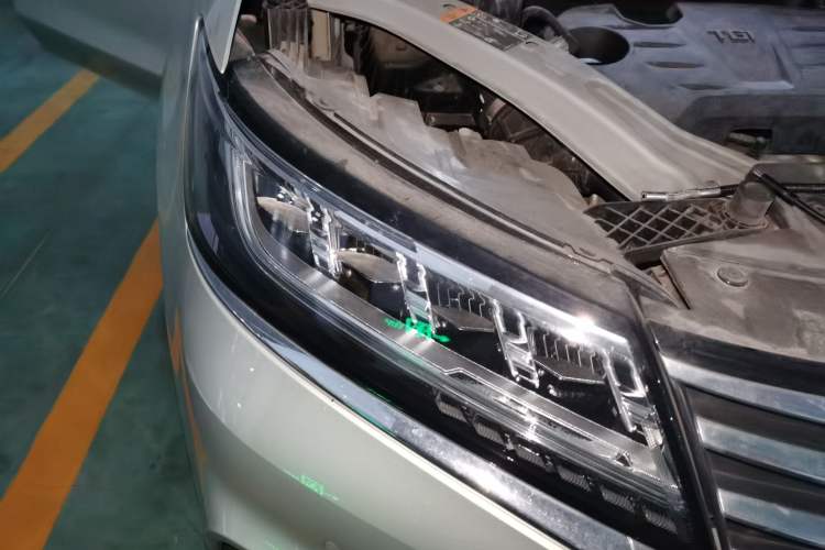 Used Roewe RX5 New Energy 2017 eRX5 50T Hybrid Connected Prestige Flagship Edition Right Front Headlight