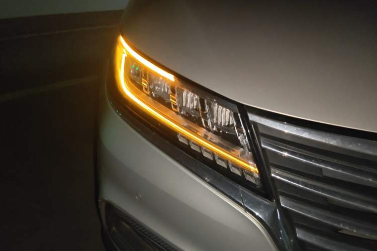 Used Roewe RX5 New Energy 2017 eRX5 50T Hybrid Connected Prestige Flagship Edition Right Front Headlight