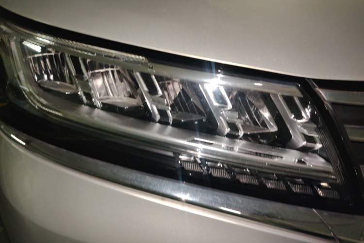 Used Roewe RX5 New Energy 2017 eRX5 50T Hybrid Connected Prestige Flagship Edition Right Front Headlight