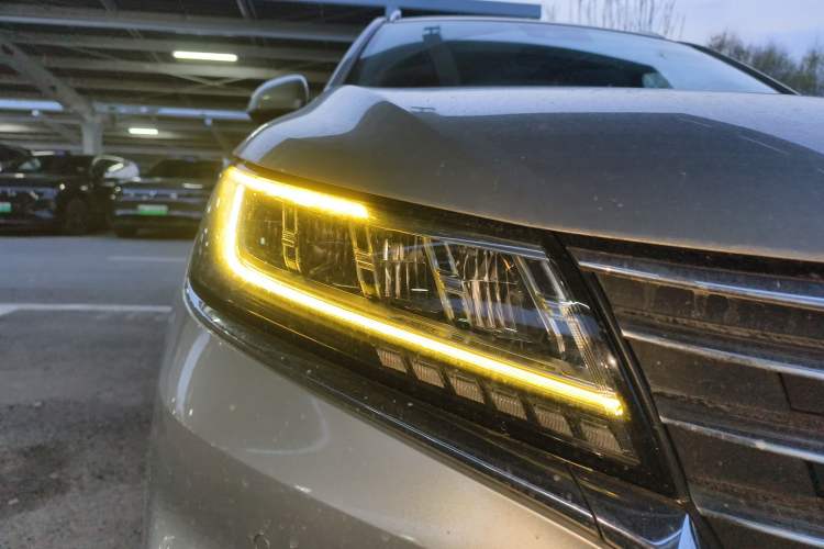 Used Roewe RX5 New Energy 2017 eRX5 50T Hybrid Connected Prestige Flagship Edition Right Front Headlight