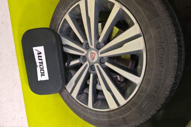 Used Roewe RX5 New Energy 2017 eRX5 50T Hybrid Connected Prestige Flagship Edition Right Front Wheel Hub