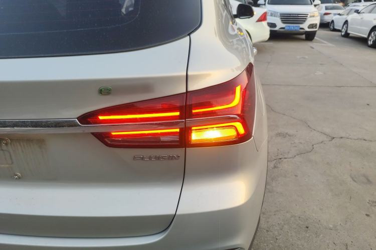 Used Roewe RX5 New Energy 2017 eRX5 50T Hybrid Connected Prestige Flagship Edition Right Rear Taillight
