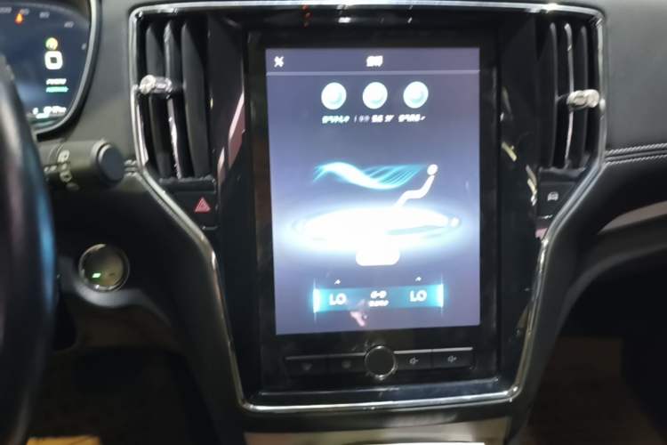 Used Roewe RX5 New Energy 2017 eRX5 50T Hybrid Connected Prestige Flagship Edition Audio And AC Panel