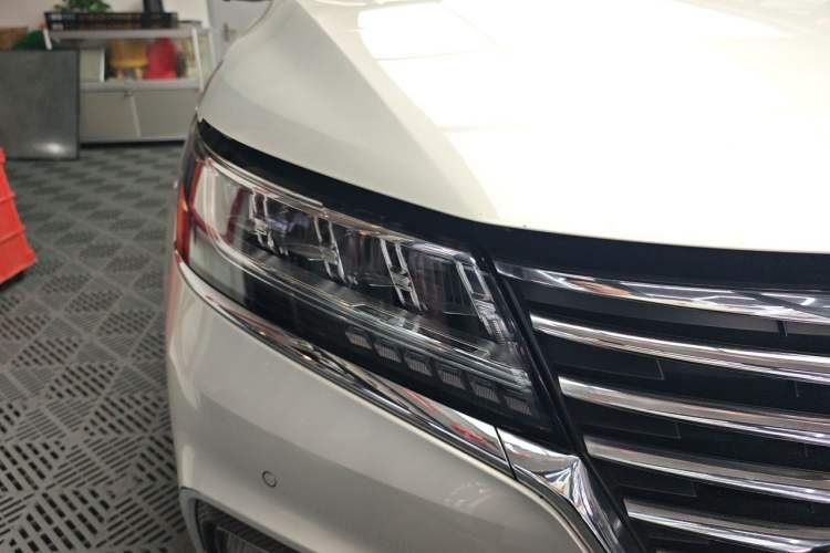 Used Roewe RX5 New Energy 2017 eRX5 50T Hybrid Connected Prestige Flagship Edition Right Front Headlight