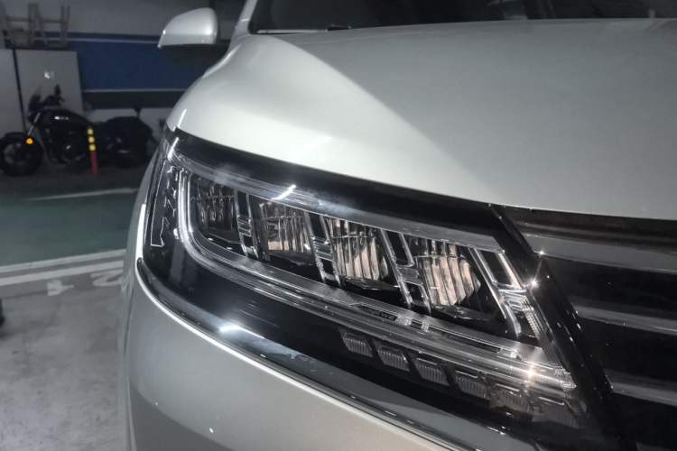 Used Roewe RX5 New Energy 2017 ERX5 EV400 Electric Internet Supreme Edition Right Front Headlight
