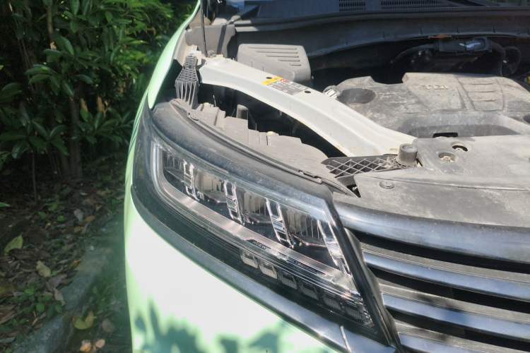 Used Roewe RX5 New Energy 2017 eRX5 50T Hybrid Connected Prestige Flagship Edition Right Front Headlight