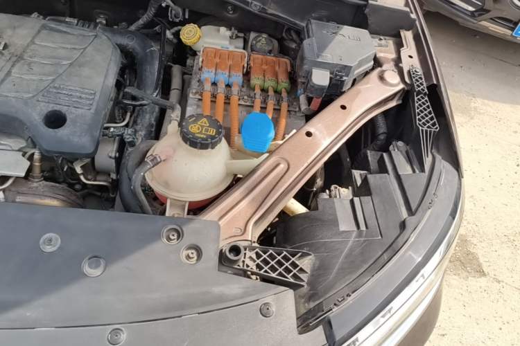 Used Roewe RX5 New Energy 2017 eRX5 50T Hybrid Connected Prestige Flagship Edition Engine Bay Left