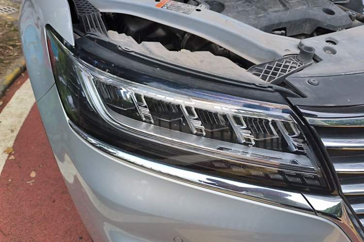 Used Roewe RX5 New Energy 2017 eRX5 50T Hybrid Connected Prestige Flagship Edition Right Front Headlight
