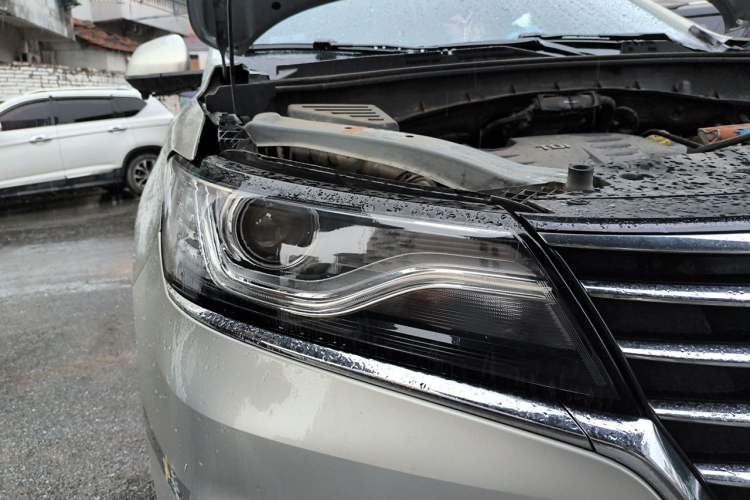 Used Roewe RX5 New Energy 2017 eRX5 50T Hybrid Connected Prestige Flagship Edition Right Front Headlight
