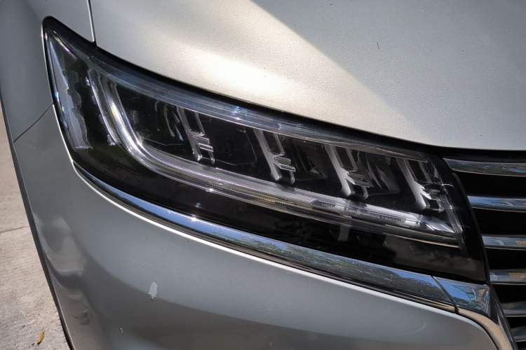 Used Roewe RX5 New Energy 2017 eRX5 50T Hybrid Connected Prestige Flagship Edition Right Front Headlight