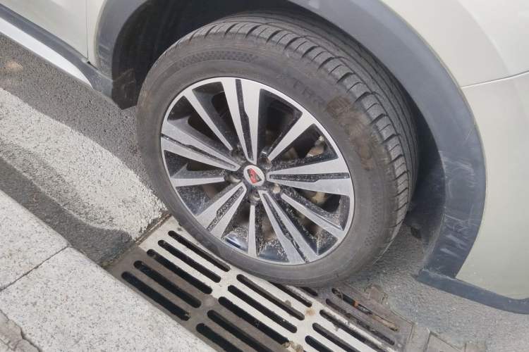 Used Roewe RX5 New Energy 2017 eRX5 50T Hybrid Connected Prestige Flagship Edition Right Front Wheel Hub